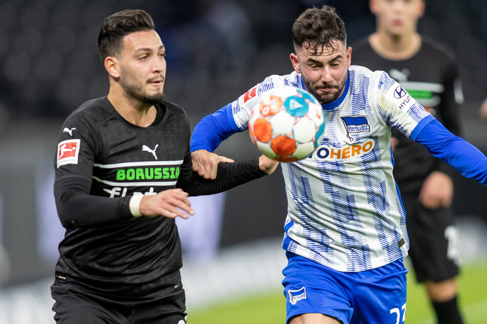 Marco Richter (23/r.) im Zweikampf mit Gladbachs Ramy Bensebaini (26). Herthas Neuzugang kommt immer besser in Tritt.
