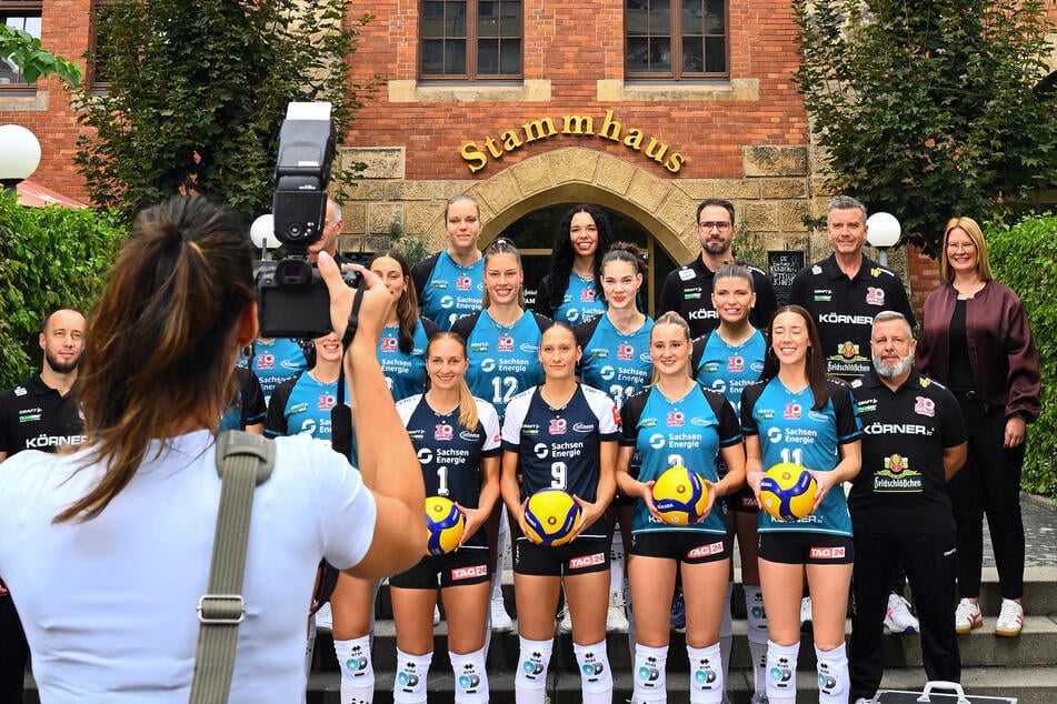 Fürs Mannschaftsfoto stellten sich die DSC-Girls vorm Feldschlösschen Stammhaus auf. Gerade rechtzeitig zum Beginn des Regens war das Bild im Kasten.