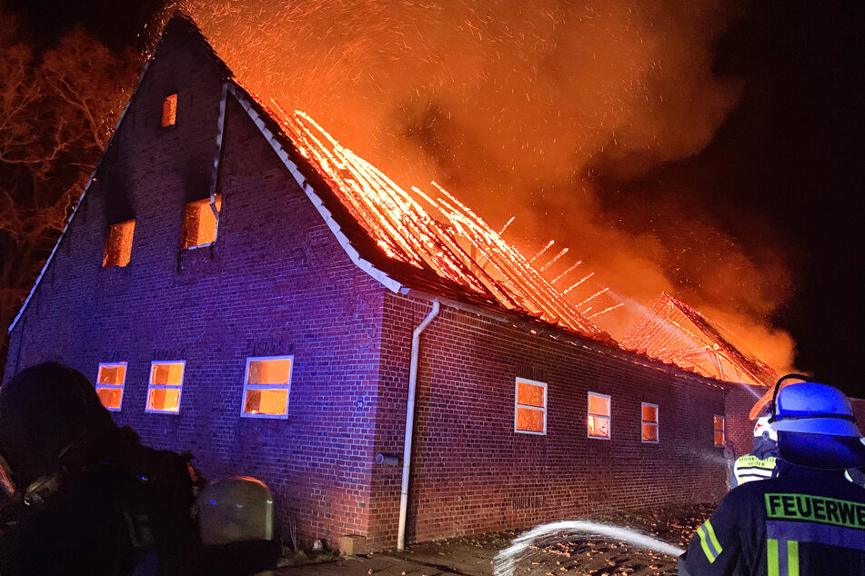 Vreden: Feuerwehrleute löschen einen brennenden Kuhstall. Beim Brand des Stalls sind am Abend des 6. April 44 Bullen und ein Esel verendet.
