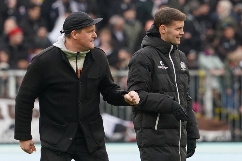 FC-St.-Pauli-Präsident Oke Göttlich (48, l.) und Cheftrainer Fabian Hürzeler (31) sind sich einig, die Saison Schritt für Schritt zu beenden.
