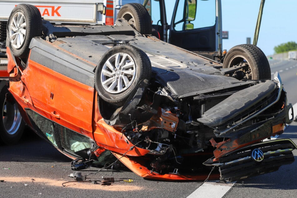 Auf der A7 bei Quickborn hat sich am Sonntag ein VW überschlagen. Drei Personen wurden teils schwer verletzt.