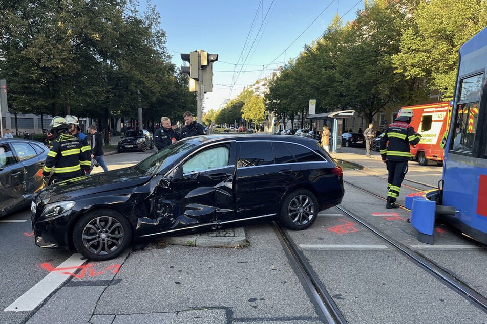 Drei Verletzte bei Unfall in München: Mercedes und Tram krachen ineinander