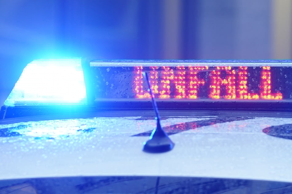 Unfall A99: Heftiger Unfall auf A99: Frau aus Sachsen kracht mit Auto gegen Lkw und stirbt