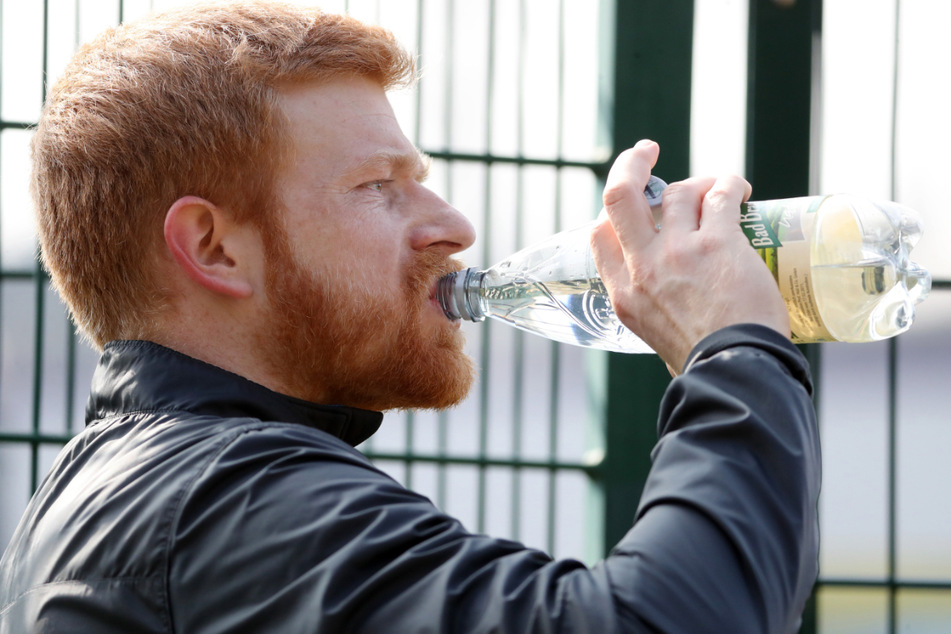 Die Flasche ist halbvoll statt halbleer: Auch wenn Fabian Kalig (27) noch Geduld braucht - es geht aufwärts!