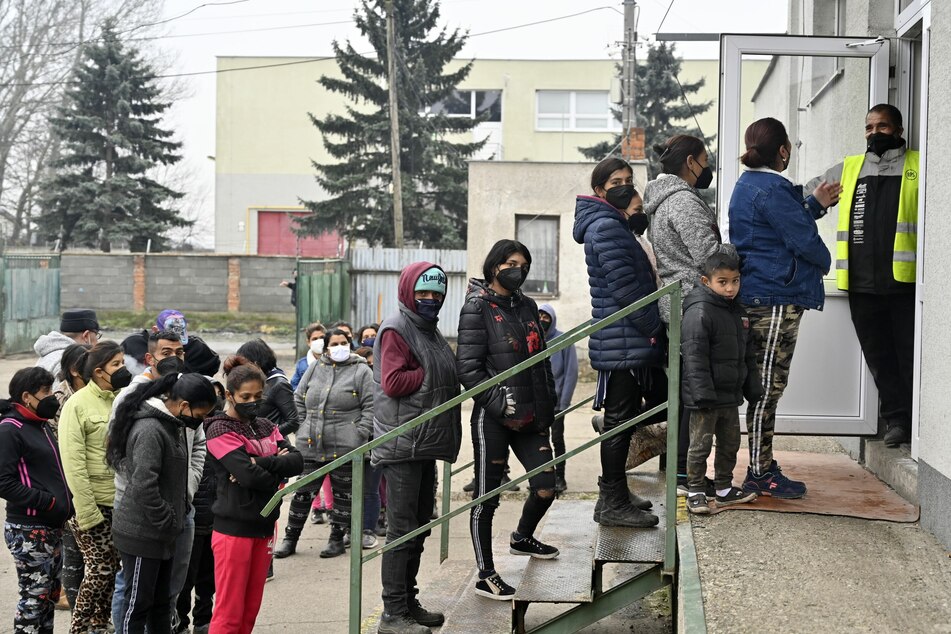 Slowakei, Trebi: Anwohner einer Roma-Siedlung stehen Schlange vor einem Impfzentrum, um eine Dosis eines Corona-Impfstoffes zu erhalten.