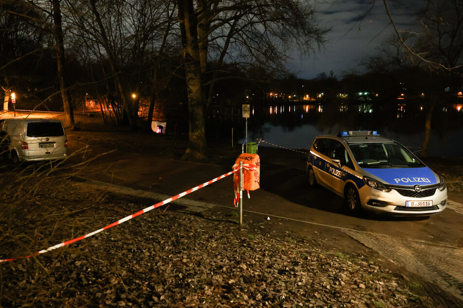 Die Polizei ist am Montagabend weiter am Ufer des Sees im Einsatz.