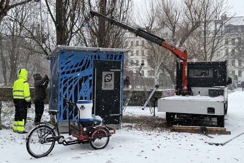 Ende 2025 wurde das stille Örtchen im Lene-Voigt-Park nach zwei Jahren Nutzung abgebaut. Seitdem fragen sich viele Parkbesucher, wie es mit der Toilette weitergehen soll.