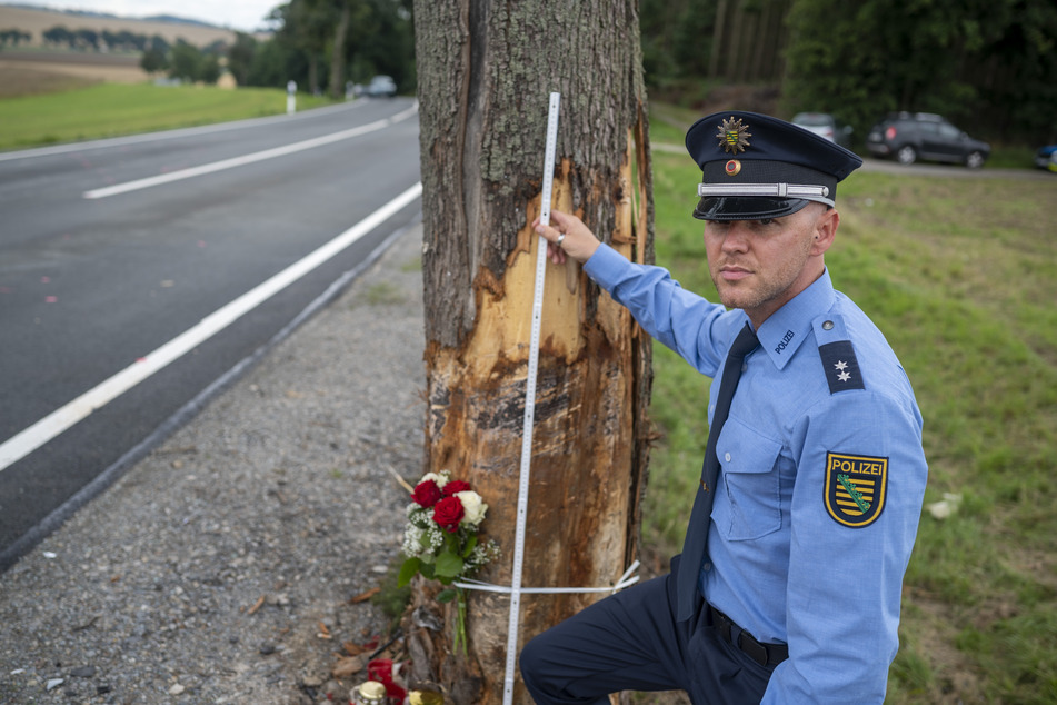 Der Ahorn an der B169 trägt deutliche Spuren von den zwei tödlichen Unfällen. Polizeioberkommissar Patrick Franke (38) kann sich die Unglücke nicht erklären.