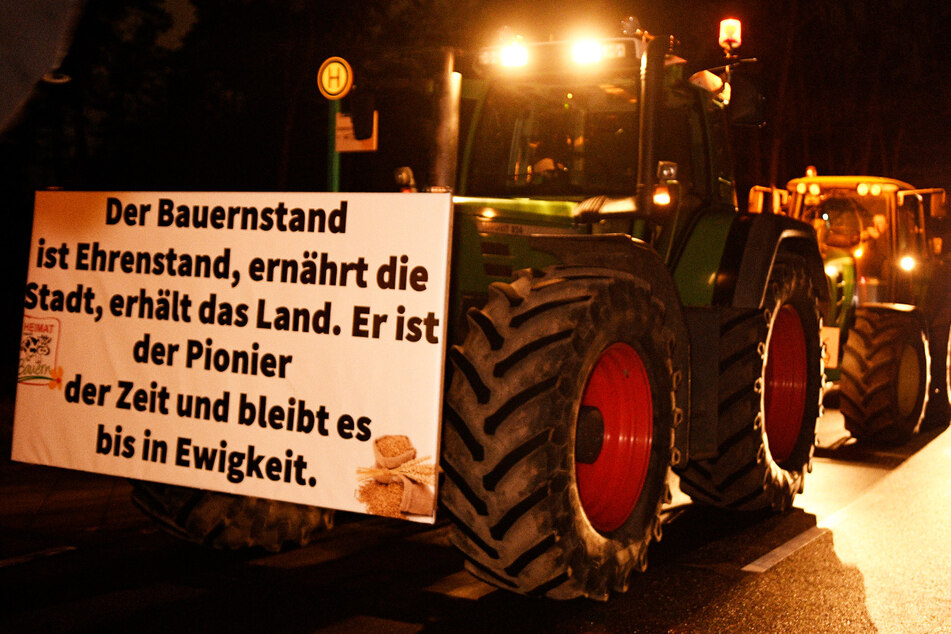 Die protestierenden Landwirte sammelten sich am frühen Samstagmorgen für ihre Demonstration am Flughafen Frankfurt.