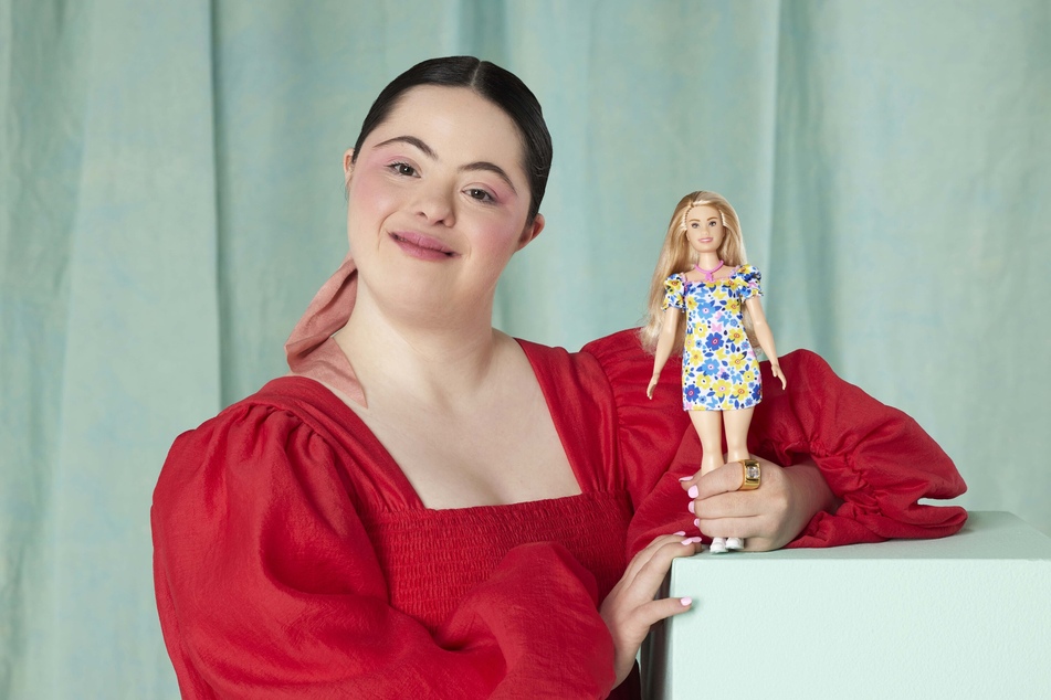 Ein Model zeigt die neuste Puppe aus dem Hause Mattel.