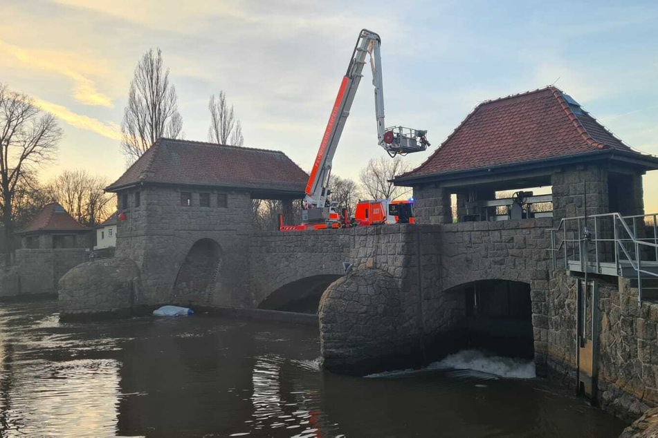 Aktuell soll es keine Anzeichen darauf geben, dass jemand mit dem Boot gekentert ist.