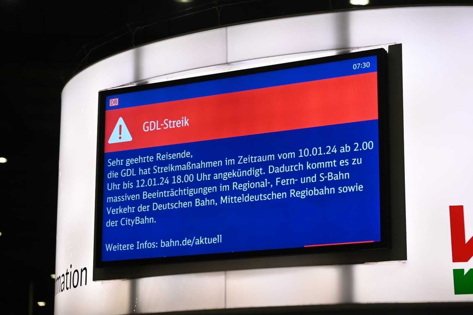 Die Bahn informiert über Anzeigetafeln über den Bahnstreik.