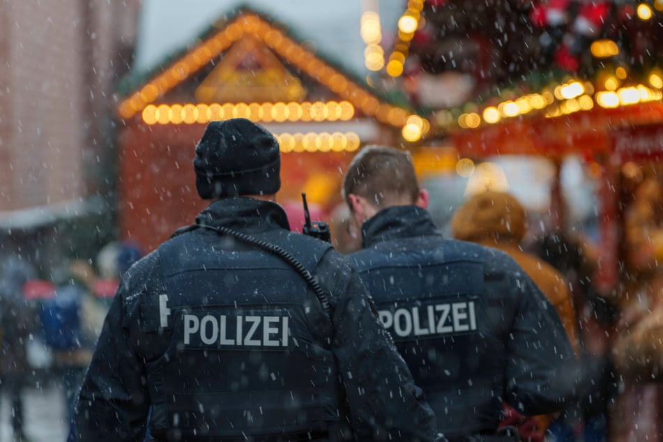 Kommunen und die Polizei bereiten sich mit umfassenden Sicherheitskonzepten auf die bald anstehenden Weihnachtsmärkte vor. (Archivbild)