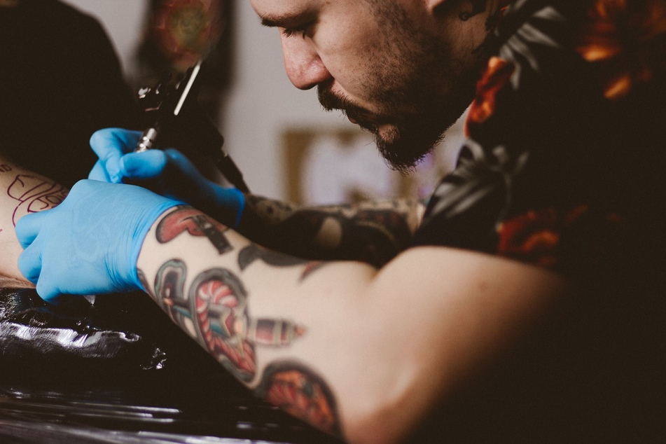 Getting a tattoo just to prove a point may not be the best decision. (Symbolic image)