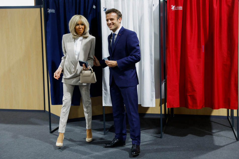 Im Wahllokal: Emmanuel Macron gemeinsam mit seiner Ehefrau Brigitte (69).