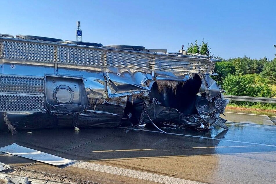 Durch den Unfall wurde der Tanklaster beschädigt und verlor seine Ladung.