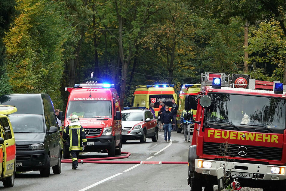Feuerwehren und Rettungskräfte standen bis zum Abend auf der gesperrten Auerswalder Hauptstraße.