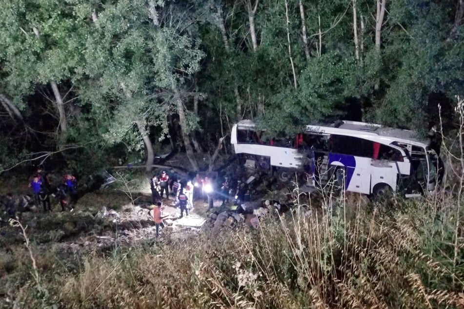Reisebus stürzt Abhang hinunter: Zwölf Tote, zahlreiche Verletzte