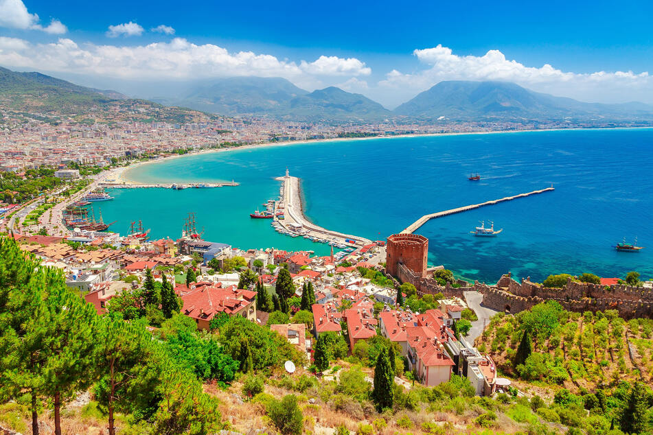 Türkisblaues Wasser, dahinter gewaltige Berge: Antalya steht nicht nur bei Touristen ganz hoch im Kurs - auch den CFC zieht es wieder in die Mittelmeer-Stadt.