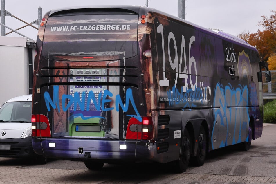 Die Aue-Fans sind bereits dabei, die Schmierereien "auszubessern".