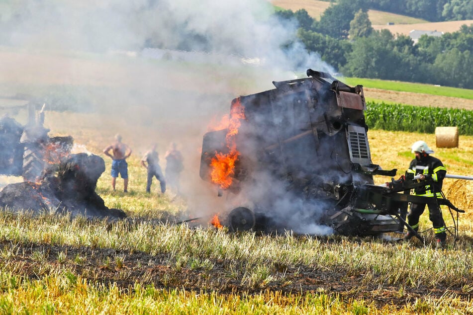 Auf einem Feld an der B173 brannte eine Rundballenpresse.