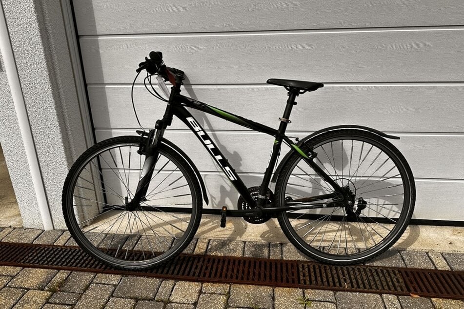 Schwarz-grünes 28"-MTB "Bulls Pulsar Cross"-Bike, Fundort: Dammweg in Hoyerswerda, Ende Juni 2026.