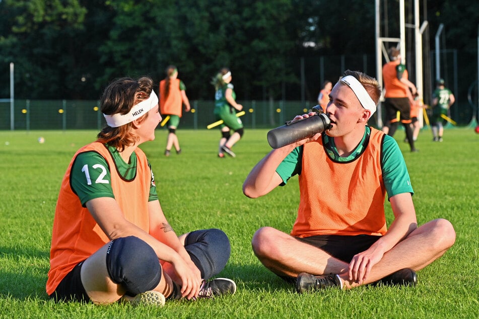 Captain Heln (27, l.) gibt unserem Reporter Tipps. Sie spielt Quadball schon seit über sieben Jahren.