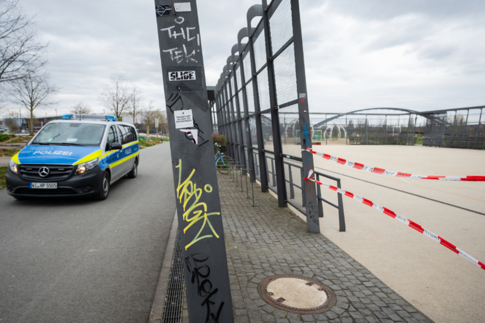 Mann bewusstlos getreten und in Fluss geworfen: Schläger-Trupp flieht von Tatort