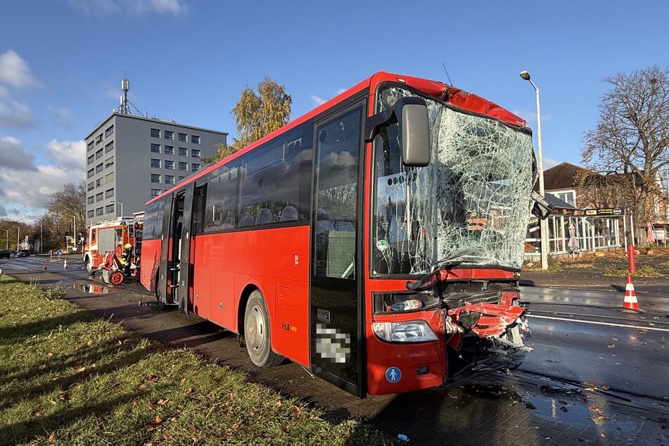 Der rote Bus war auf den weißen Omnibus aufgefahren.