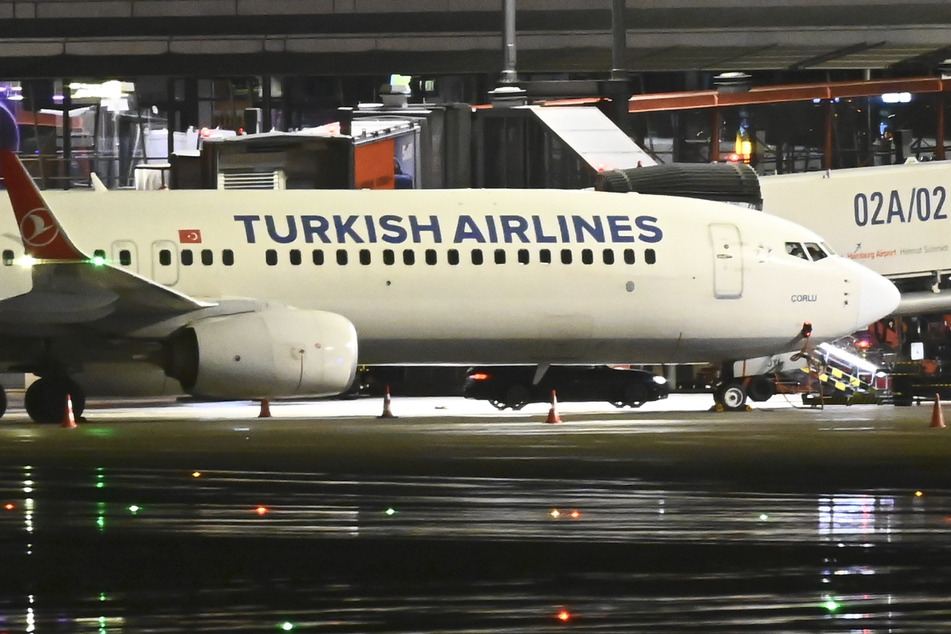 In dem dunklen Auto hinter dem Flieger von Turkish Airlines soll sich der Geiselnehmer verschanzt haben.