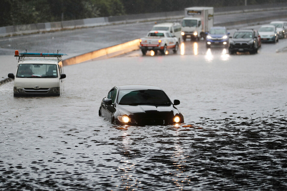 Nach heftigen Regenfällen in Neuseeland stand vielerorts das Wasser - auf den Straßen, aber auch in Flughäfen.