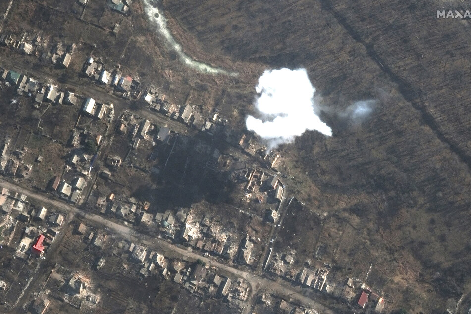 Dieses von Maxar Technologies zur Verfügung gestellte Satellitenbild zeigt Rauch von kürzlich abgeworfenen Kampfmitteln.
