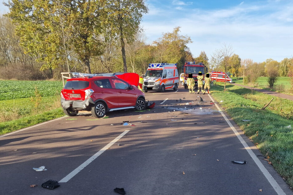 Der Opel geriet in den Gegenverkehr. Insgesamt wurden drei Fahrer verletzt.