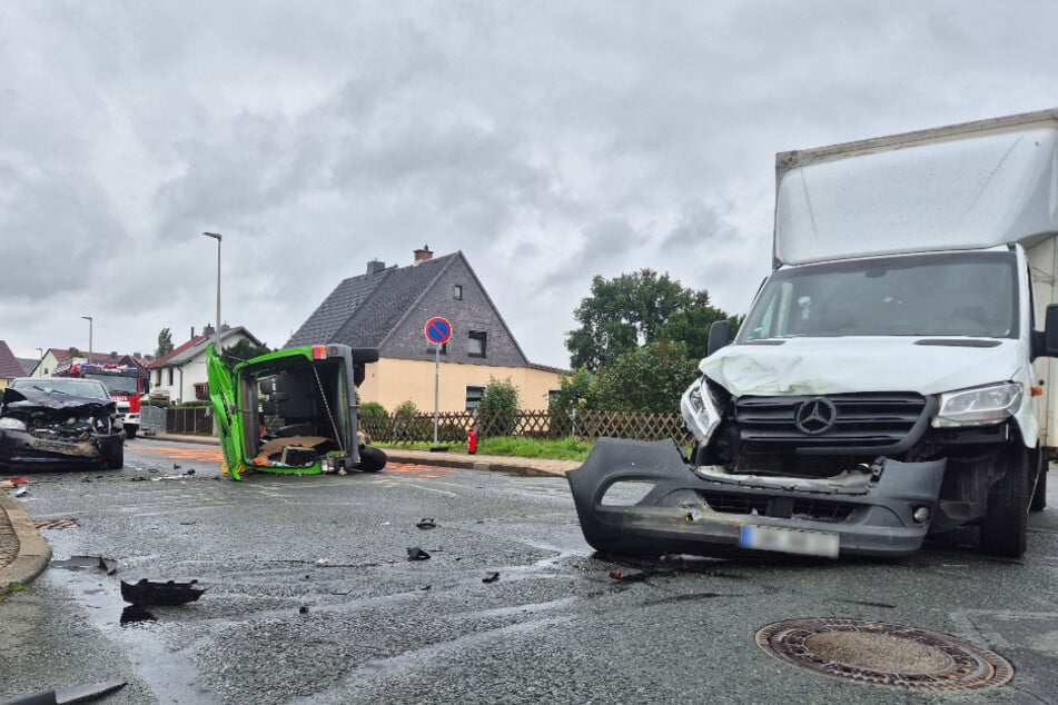 Alle drei Fahrzeuge wurden bei dem Unfall stark beschädigt.