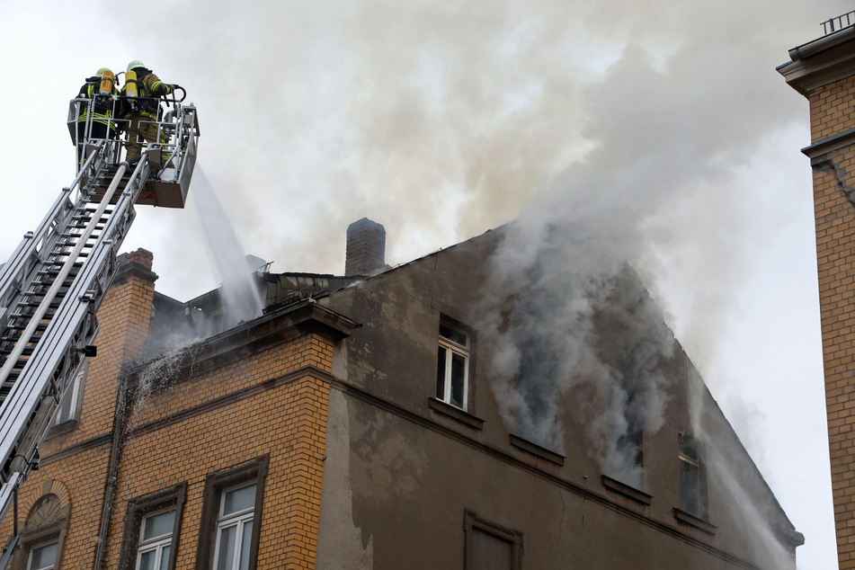 Limbach-Oberfrohna: Dachstuhl eines Mehrfamilienhauses in Flammen