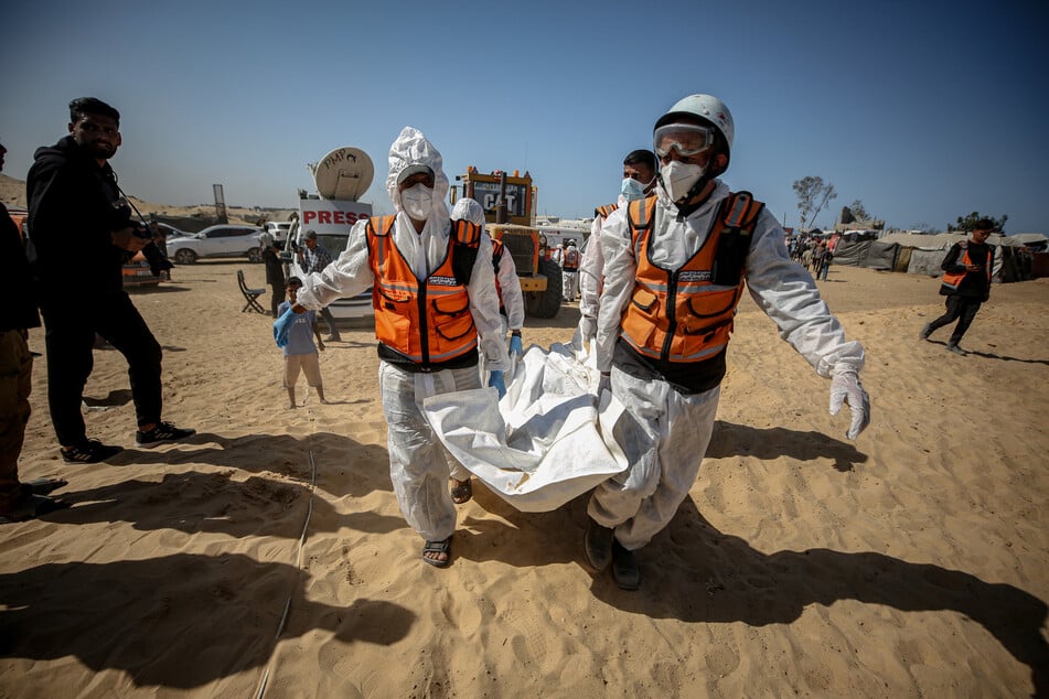 Nach Angaben der von der Hamas kontrollierten Gesundheitsbehörde zeigen die von Israel übergebenen Leichen palästinensischer Häftlinge Spuren möglicher Folter.