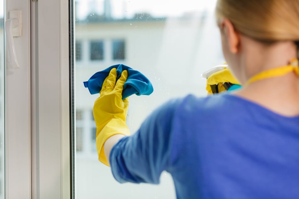 Eine Frau stürzte beim Putzen der Fenster in die Tiefe. (Symbolbild)