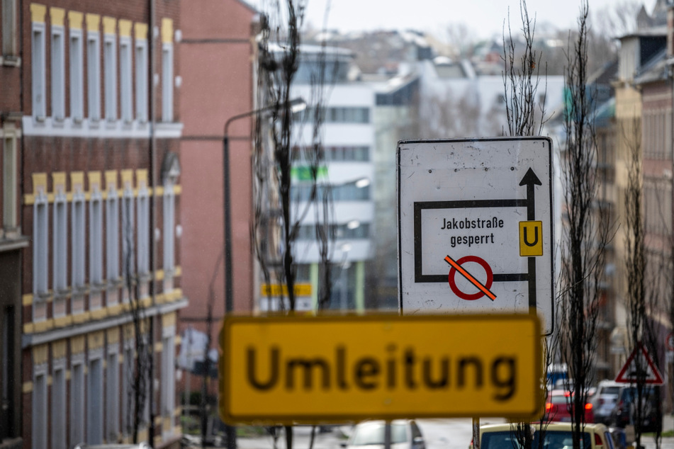 Hinweisschild auf der Zietenstraße: Die Jakobstraße ist seit April gesperrt.