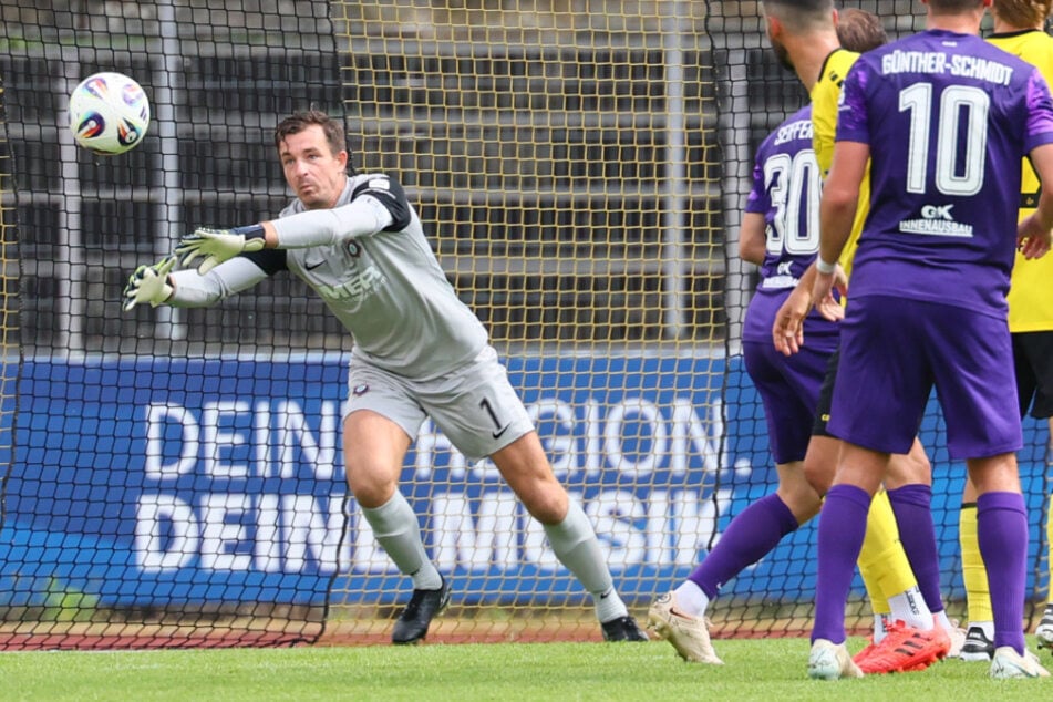 Aue-Keeper Martin Männel bleibt Mannschaftskapitän.