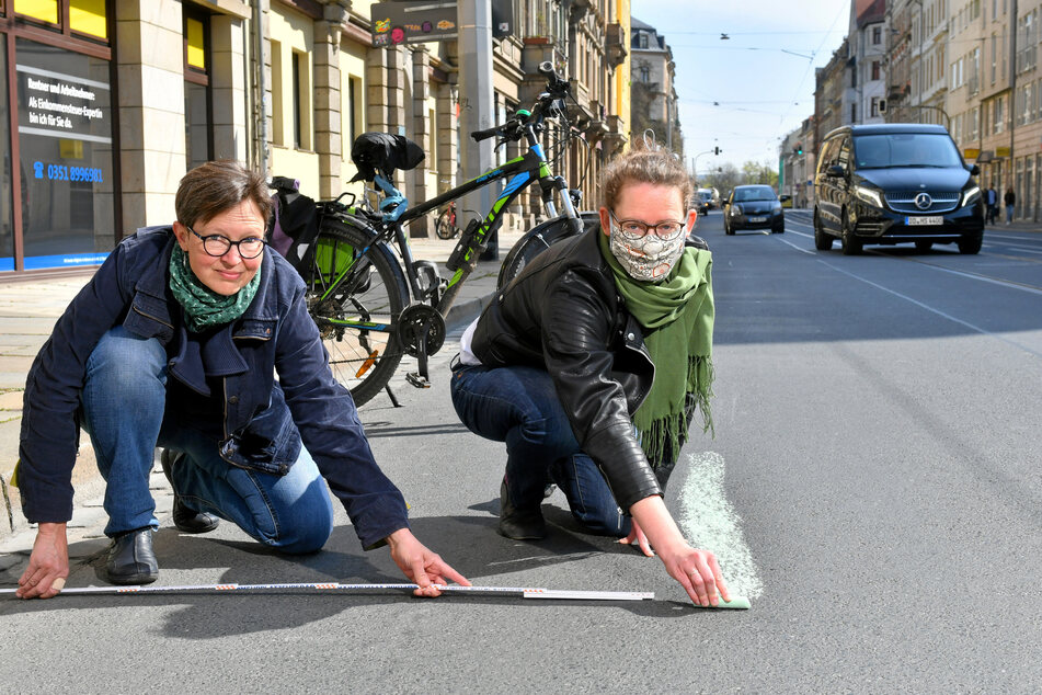 Ulrike Caspary (53, l.) und Susanne Krause (37, beide Grüne) malen auf der Bautzner Straße einen provisorischen Radweg auf.