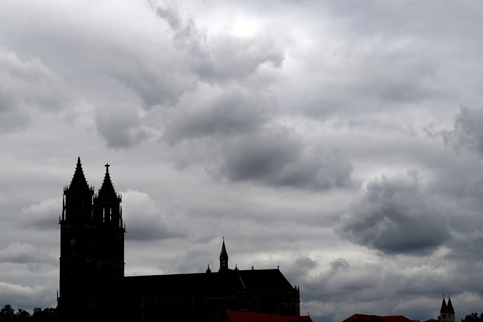 In dieser Woche wird der Himmel über Magdeburg überwiegend bewölkt bleiben. (Symbolbild)