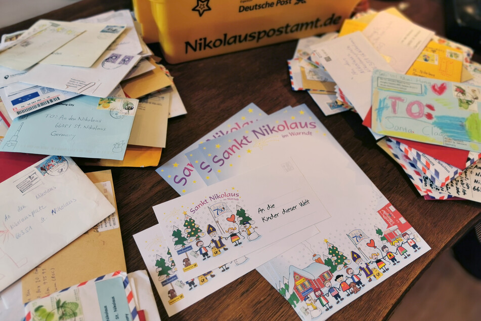 An den Nikolaus adressierte Briefe liegen im Nikolaus-Postamt.