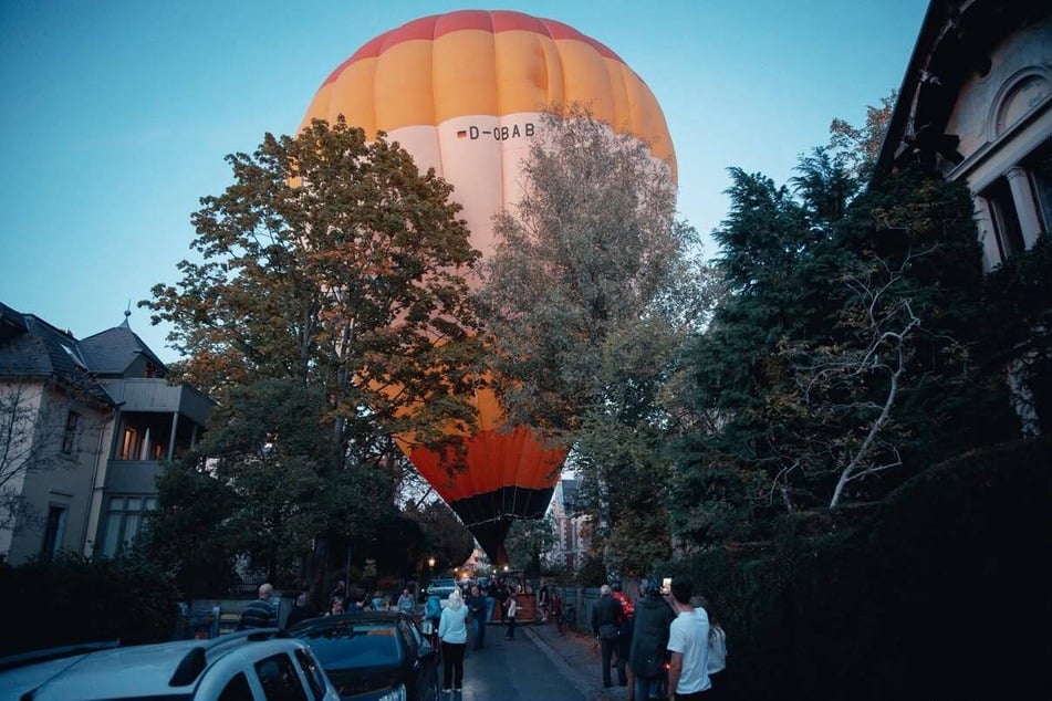 Viele Passanten machten Fotos vom gestrandeten Heißluftballon.