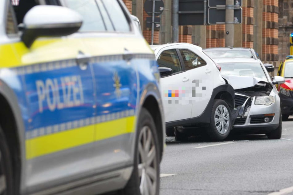 Heftiger Auffahrunfall mit fünf Fahrzeugen: Drei Menschen landen im Krankenhaus