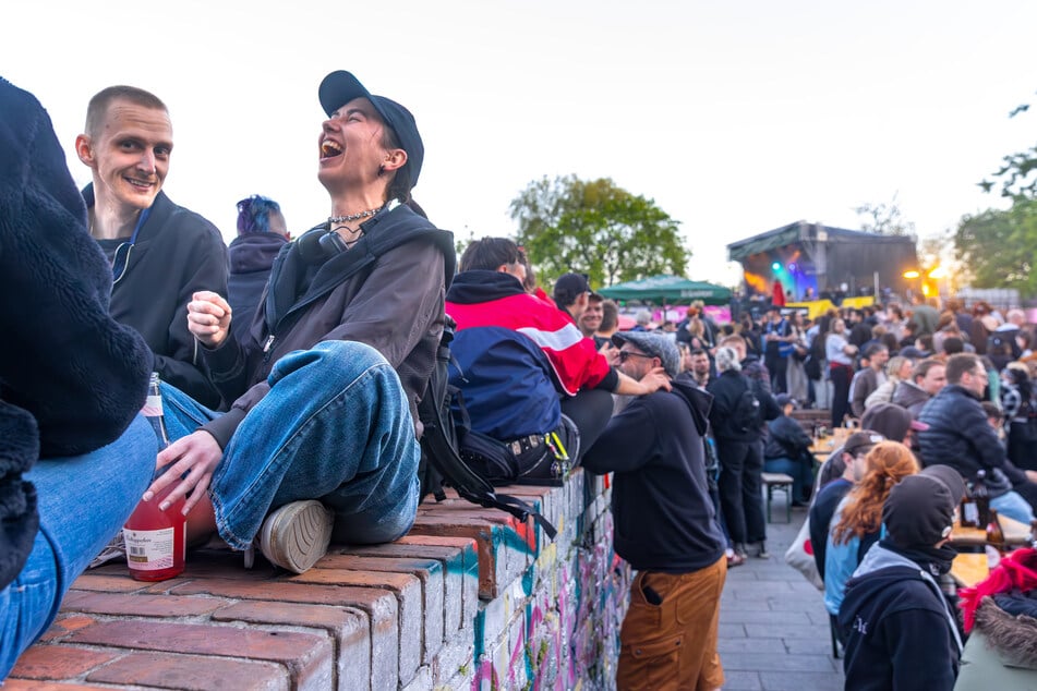 Etwa 5000 Menschen kamen zusammen, um zusammen zu feiern und Bands zu lauschen, wie...