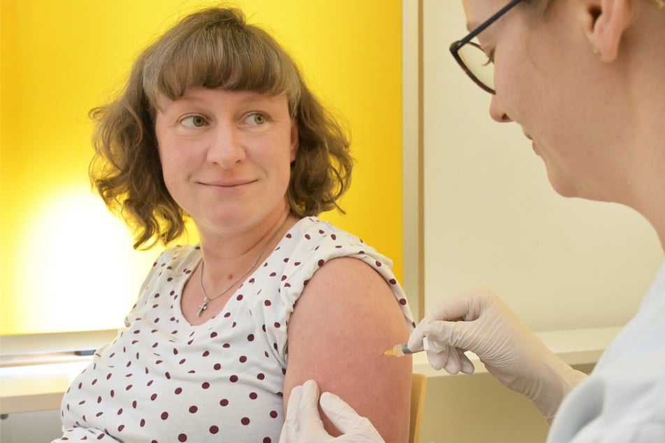 Zum Schutz des Babys: Schwangere erhält erste RSV-Impfung an Uniklinik Jena