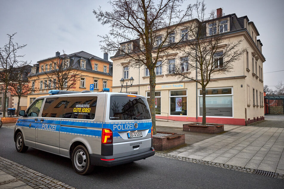 Die Zweijährige stürzte aus dem ersten Stockwerk knapp fünf Meter in die Tiefe.