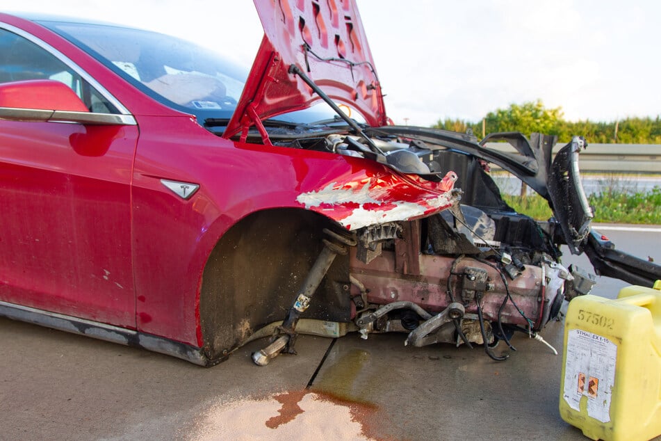 Unfall A71: Unfall bei Starkregen auf der A71: Tesla knallt mit abgefahrenen Reifen in Leitplanke