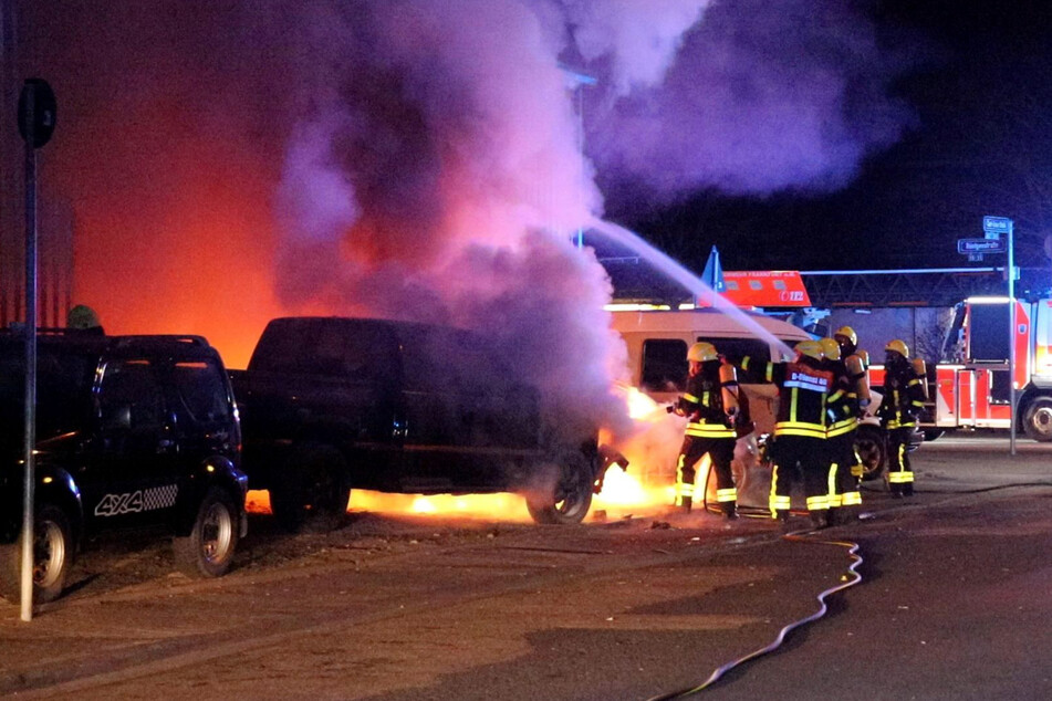 Bei einem Brand am Montagabend in Bergen-Enkheim standen ein Pick-up sowie ein BWM in Flammen. Die Feuerwehr konnte das Feuer schnell löschen und schlimmeres verhindern.