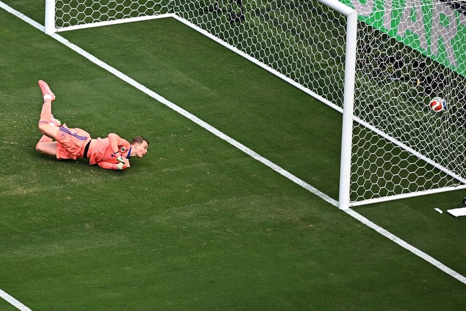 Manuel Neuer (40) ist machtlos und kann nur hinterherschauen.